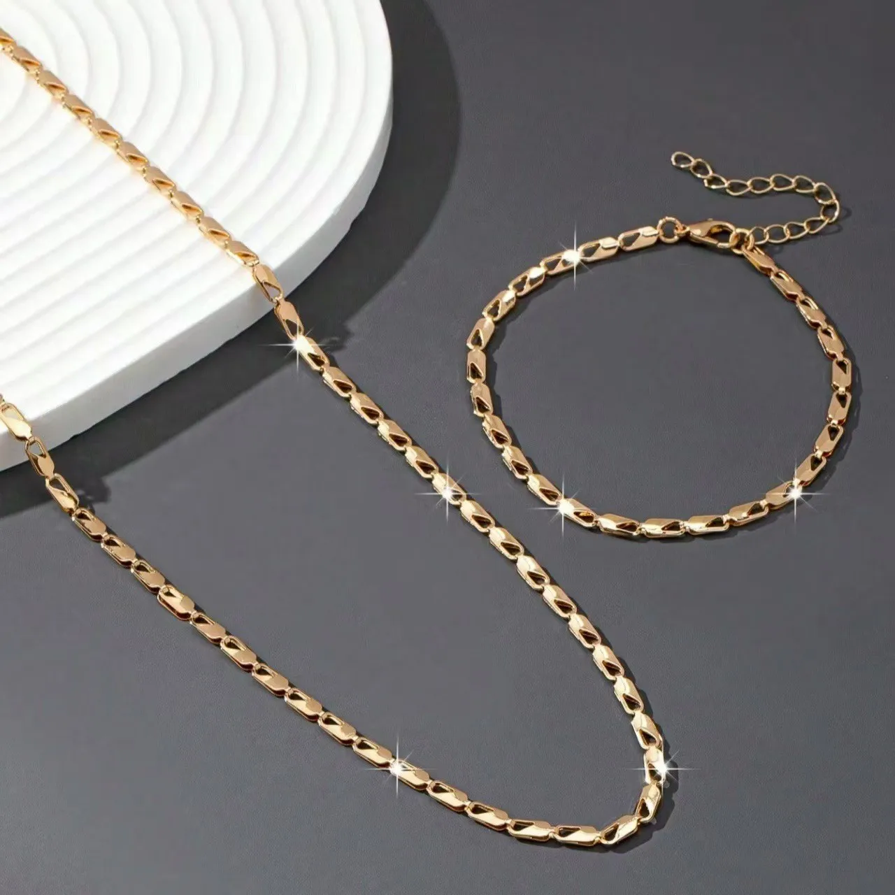 A Set of Sexy and Luxurious Women’s Necklaces and Bracelets, a Fashionable and Versatile Women’s Jewelry Set