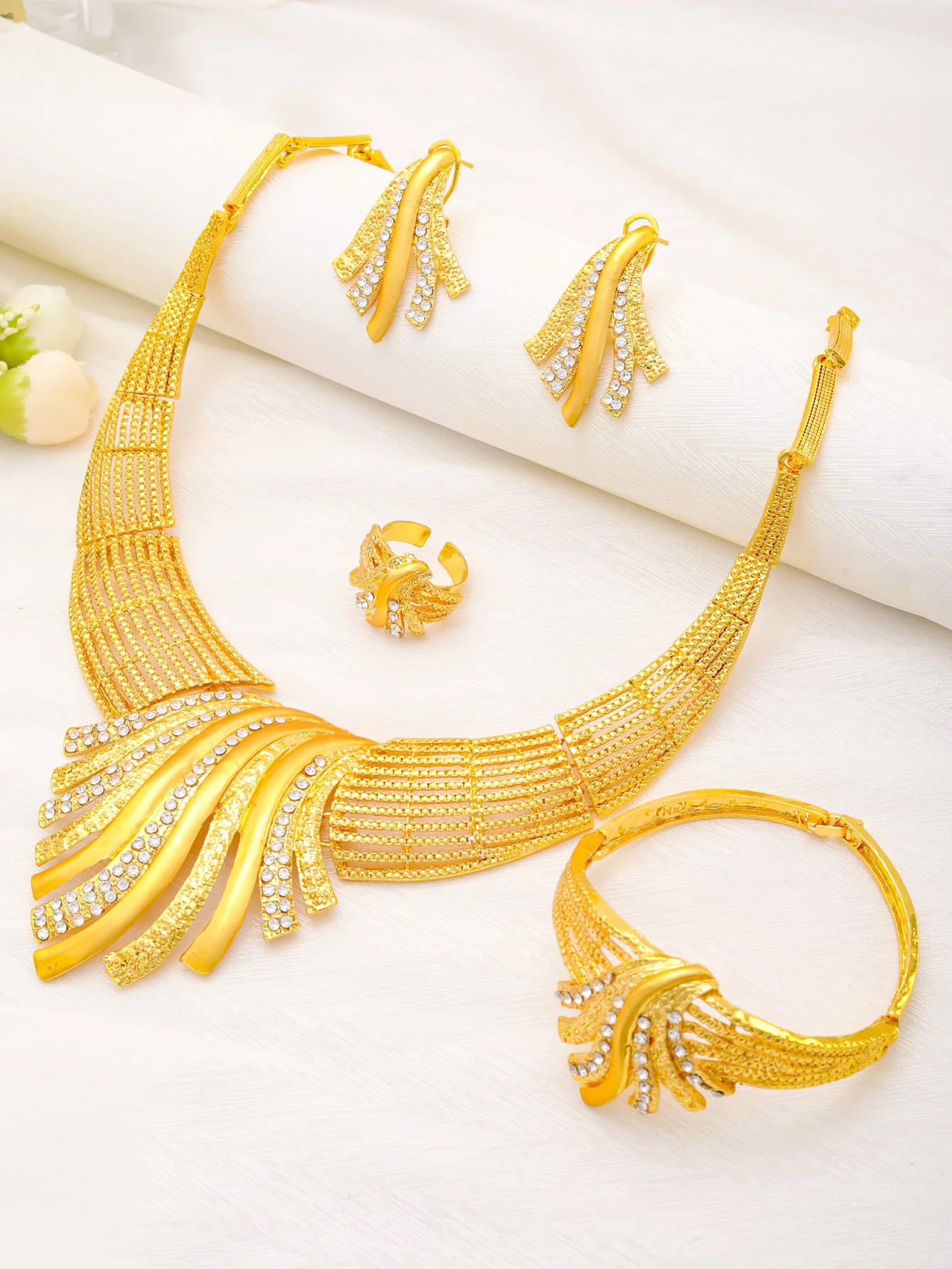 Dubai Jewelry Set For Women 24K Gold Plated Luxury Necklace Earrings Bracelet And Ring Set Jewelry For Wedding Party Trending